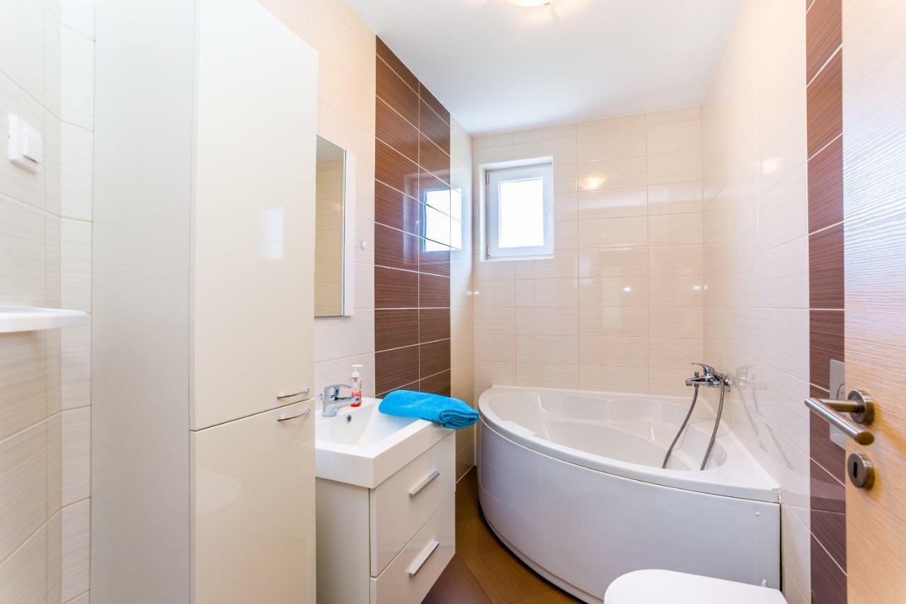 Dragan K1 Hotel Medulin Bagian luar foto